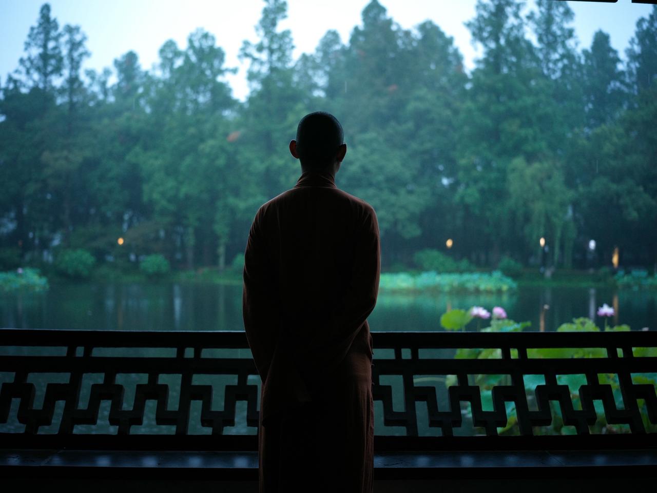 《六月西湖禅行》
僧踏空濛翠霭沉，六月湖上雨霖霖。
风摇荷盖珠千粒，山隐云纱色半