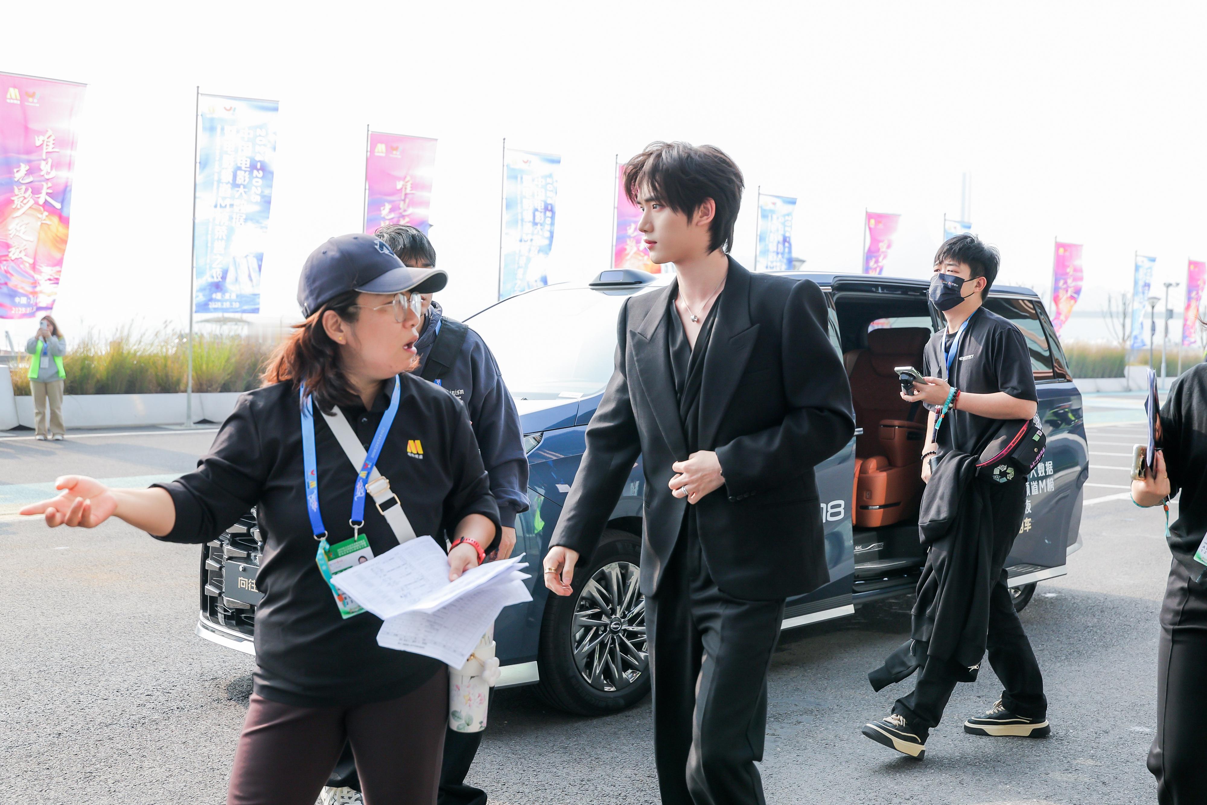 传祺M8载着华语电影圈到场 宜昌的星光之夜，被广汽传祺狠狠拿捏！作为唯一官方指定