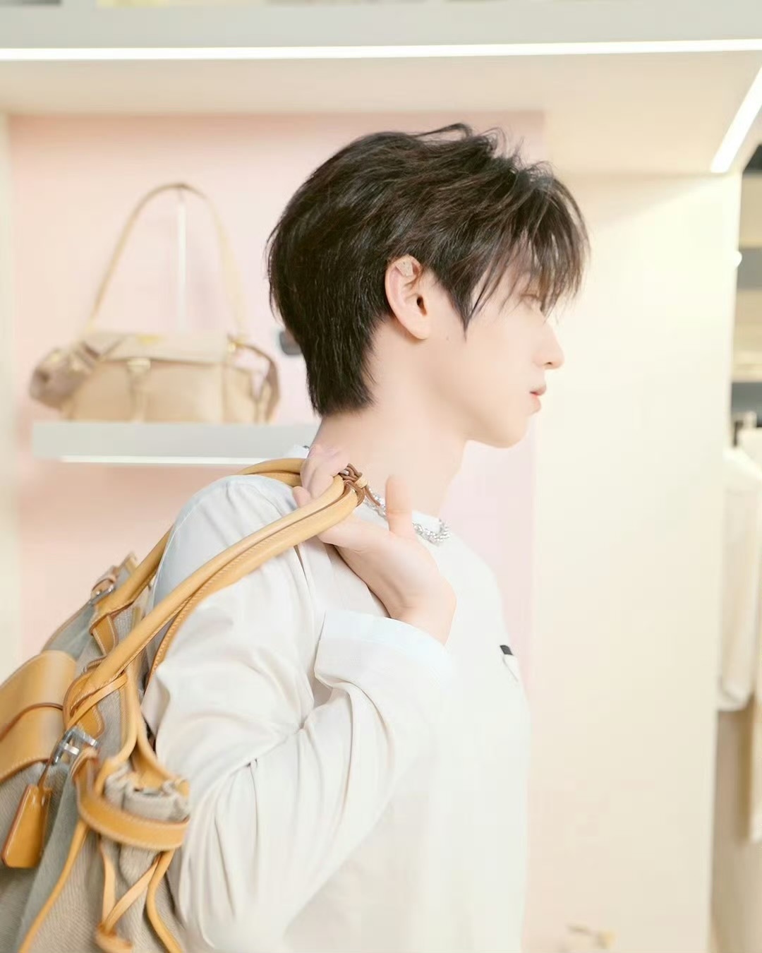 朱志鑫Prada侧颜照 朱志鑫Prada侧颜照一身白色穿搭简约帅气侧颜轮廓清晰太