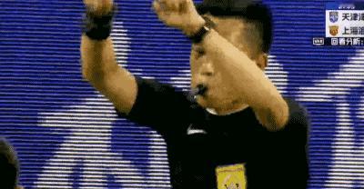 再现争议判罚，受益的又是上港！
天津对阵上港，孔帕尼奥禁区内带球，被出击的颜骏凌
