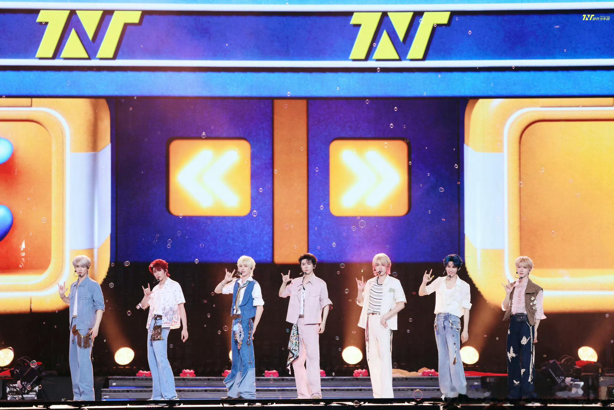 卫龙全球品牌代言人时代少年团🖤💛🖤💛🍿️🍿️唇齿残余红油缠绵的痕迹?