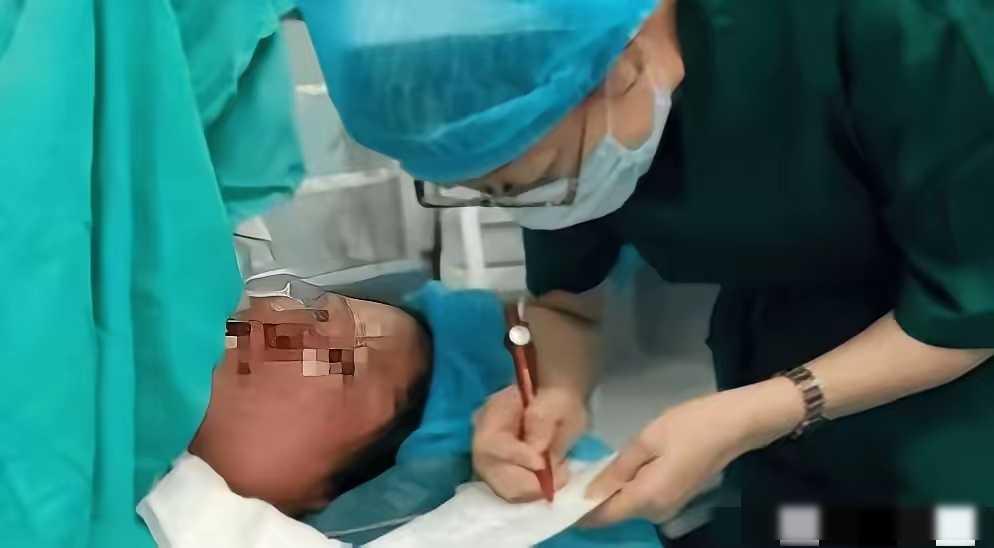 河南一聋哑女子难产，医生解开衣服一瞬间，肚子上面写着：“如果有危险，请先保孩子，