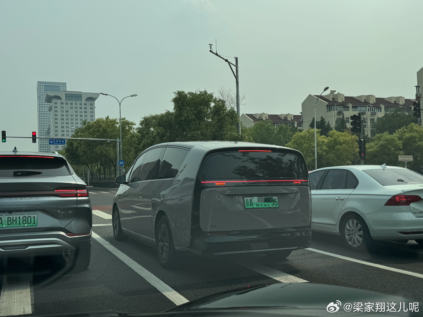 马路上的#理想MEGA# 越来越多了[doge] ​​​