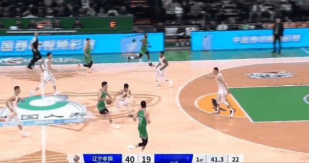 张镇麟:底角的哥们，接球嘿……[机智][机智][机智]
杨鸣:金金，你这球给我传