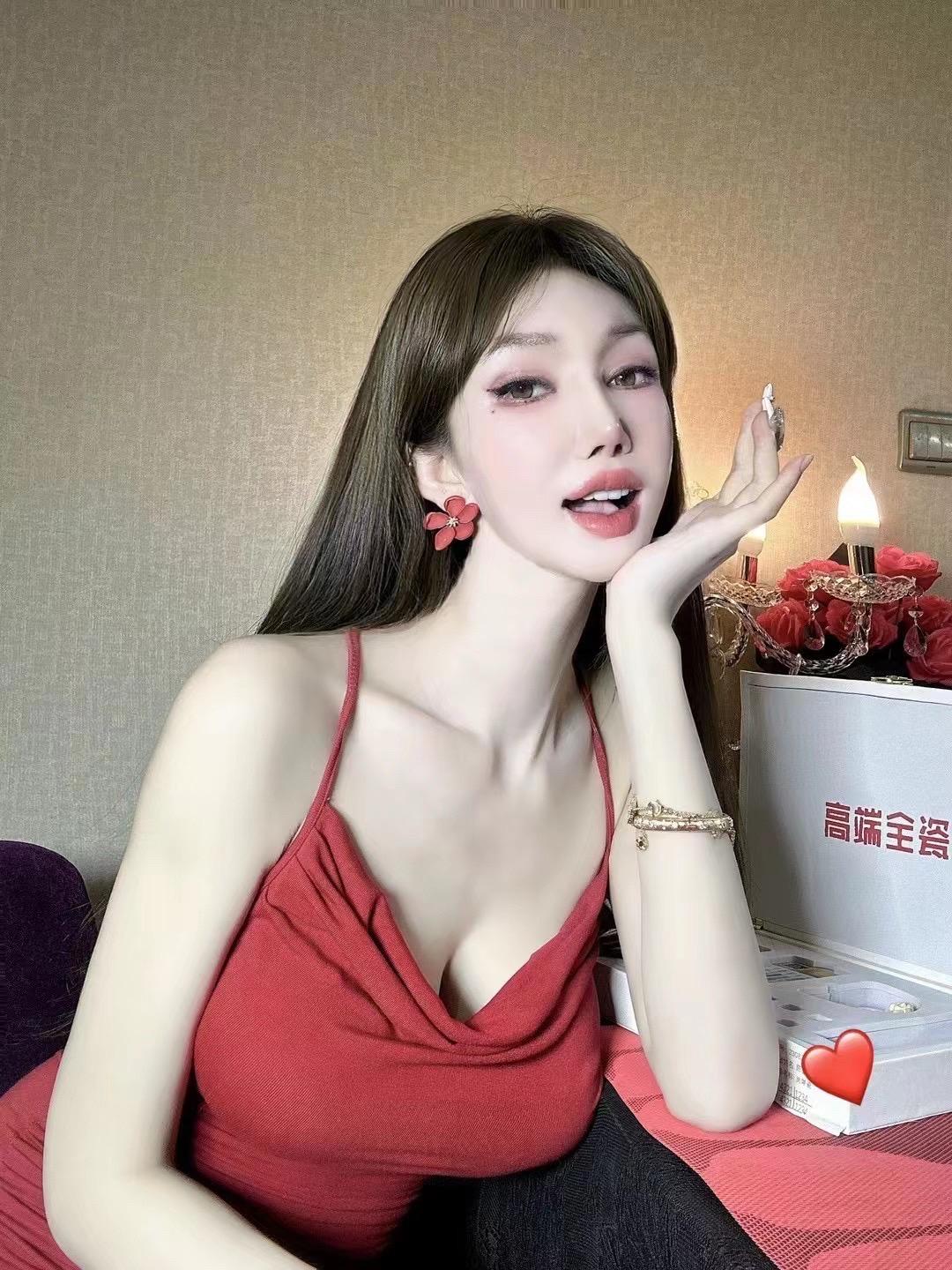 🦷——笑起来😁嘴巴👄里有贝壳般的光。