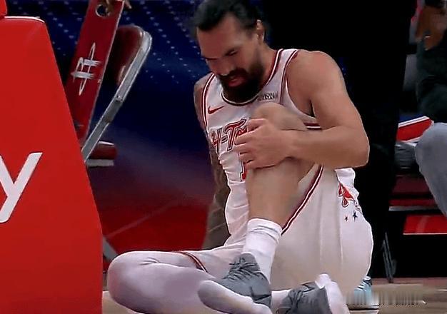 亚当斯扶着膝盖伤的不轻呀，已经不能一个人走了，需要队友搀扶



杨瀚森抢篮板受