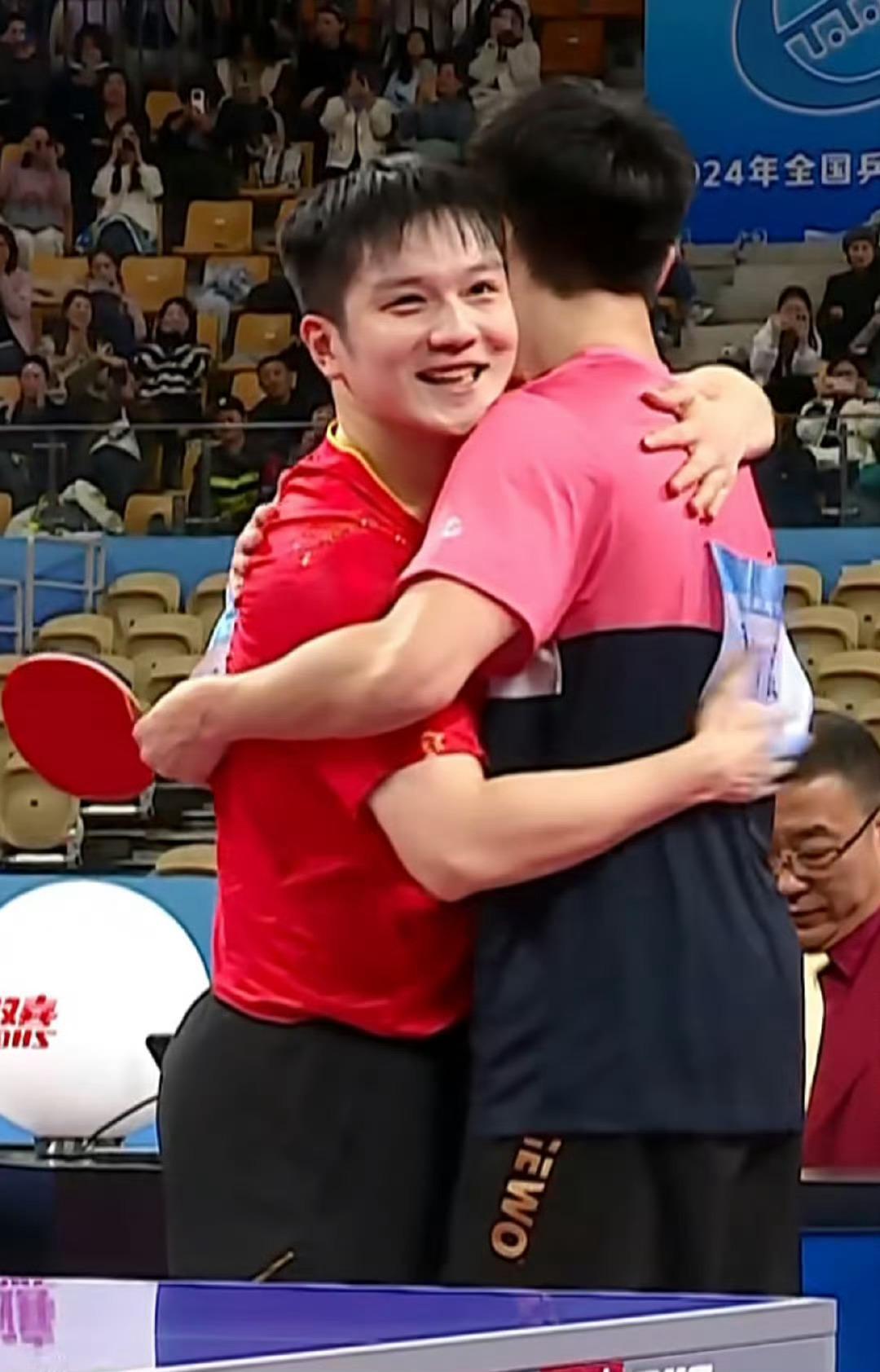 场上是对手，场下是朋友！友谊万岁🫂#樊振东程靖淇老友拥抱# ​​​