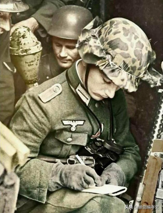 一名国防军少尉，他的头盔上包着一块从降落伞上切割下来的布料做成的盔布。

历史 