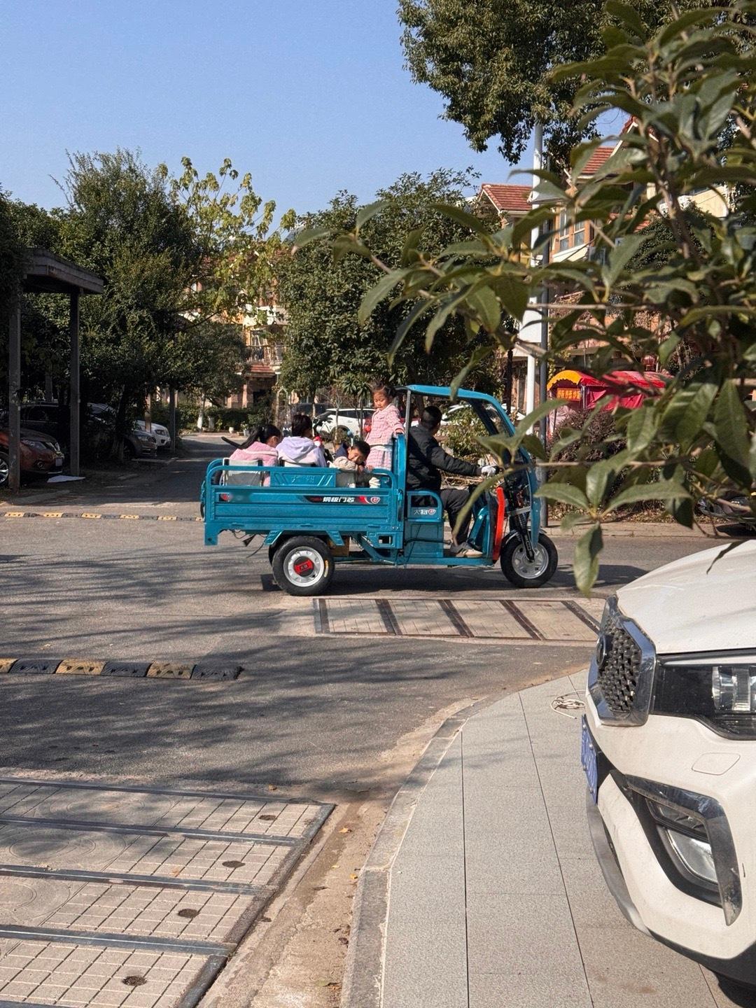 一车小孩儿，开车爷爷乐坏了，拉着他们在小区里兜圈儿 