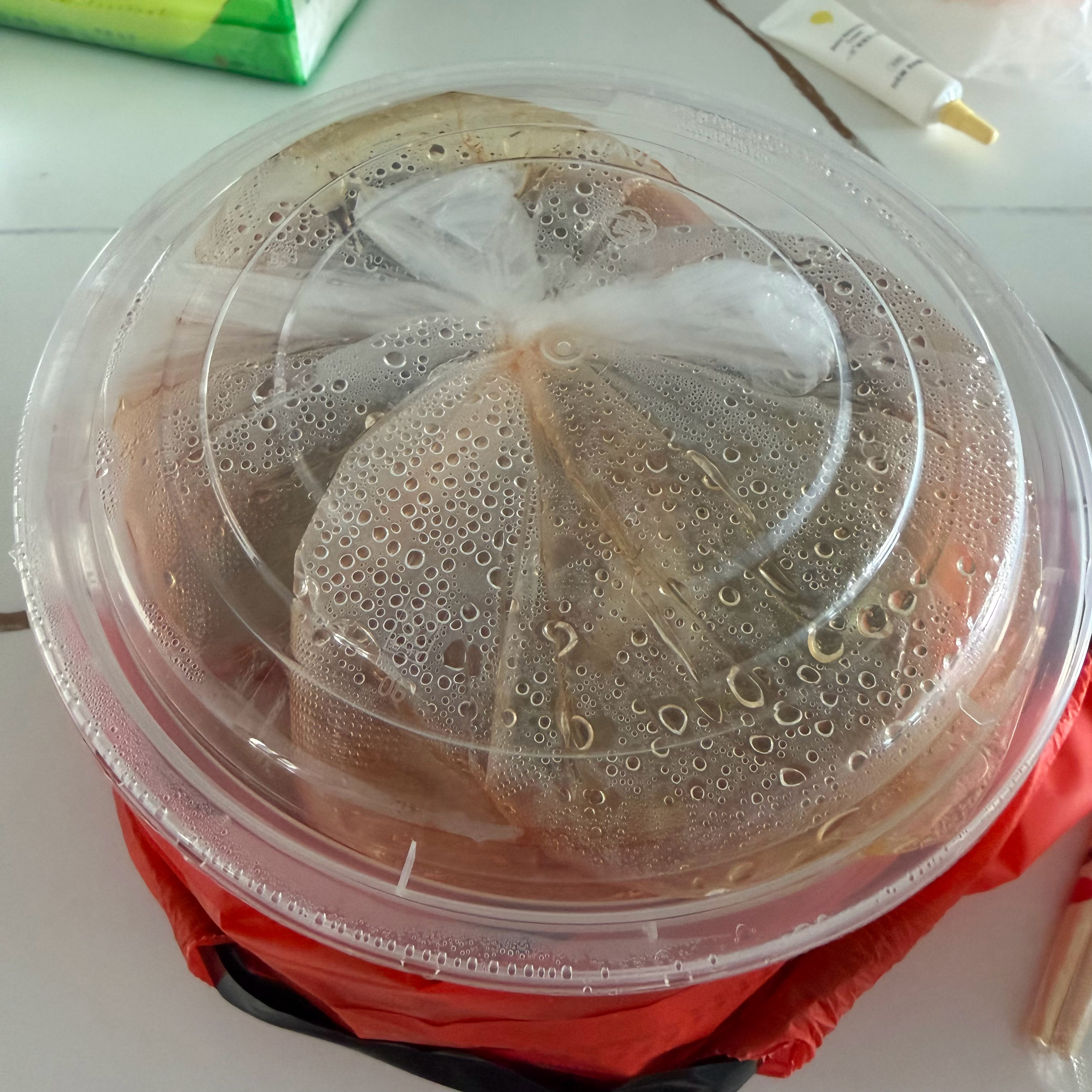 哈哈，这个店家是个讲究人，收了我的打包费，就不弄脏我的打包盒