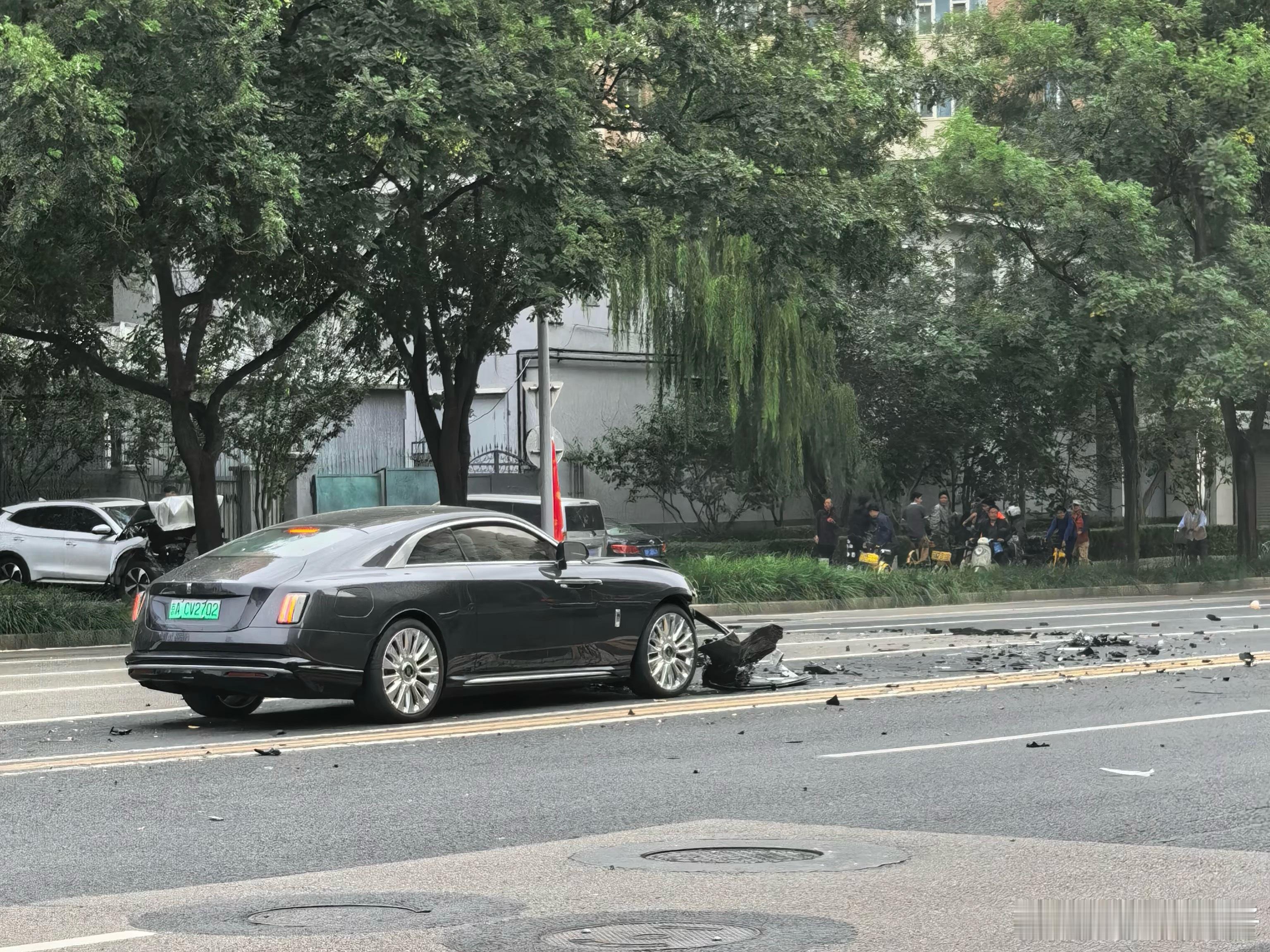 陈震的劳斯莱斯闪灵是二手车哟开车还不忘回微博评论那[可爱][可爱] ​​​