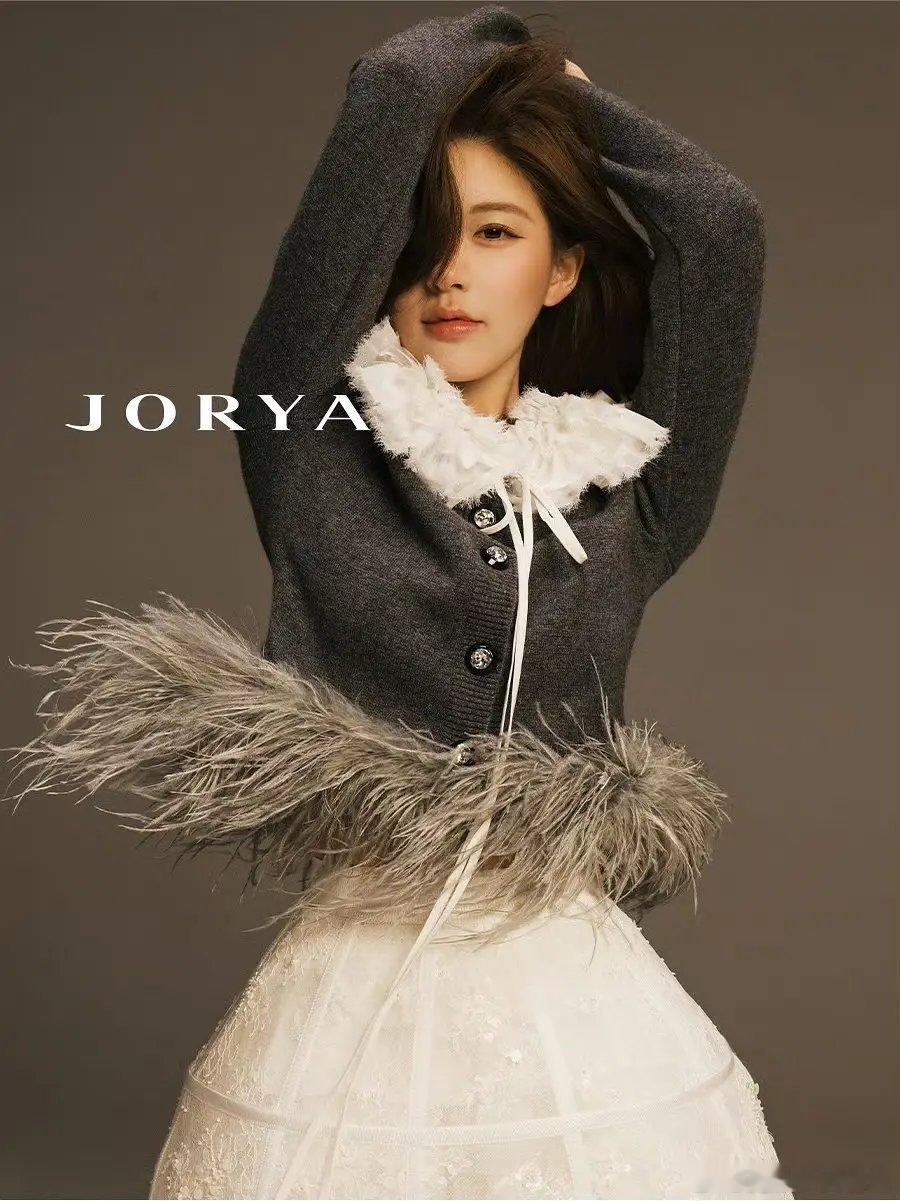 感觉赵露思真的有很大的争议，好的也好不好的也好，但是她这个杂志确实是拍的非常好看