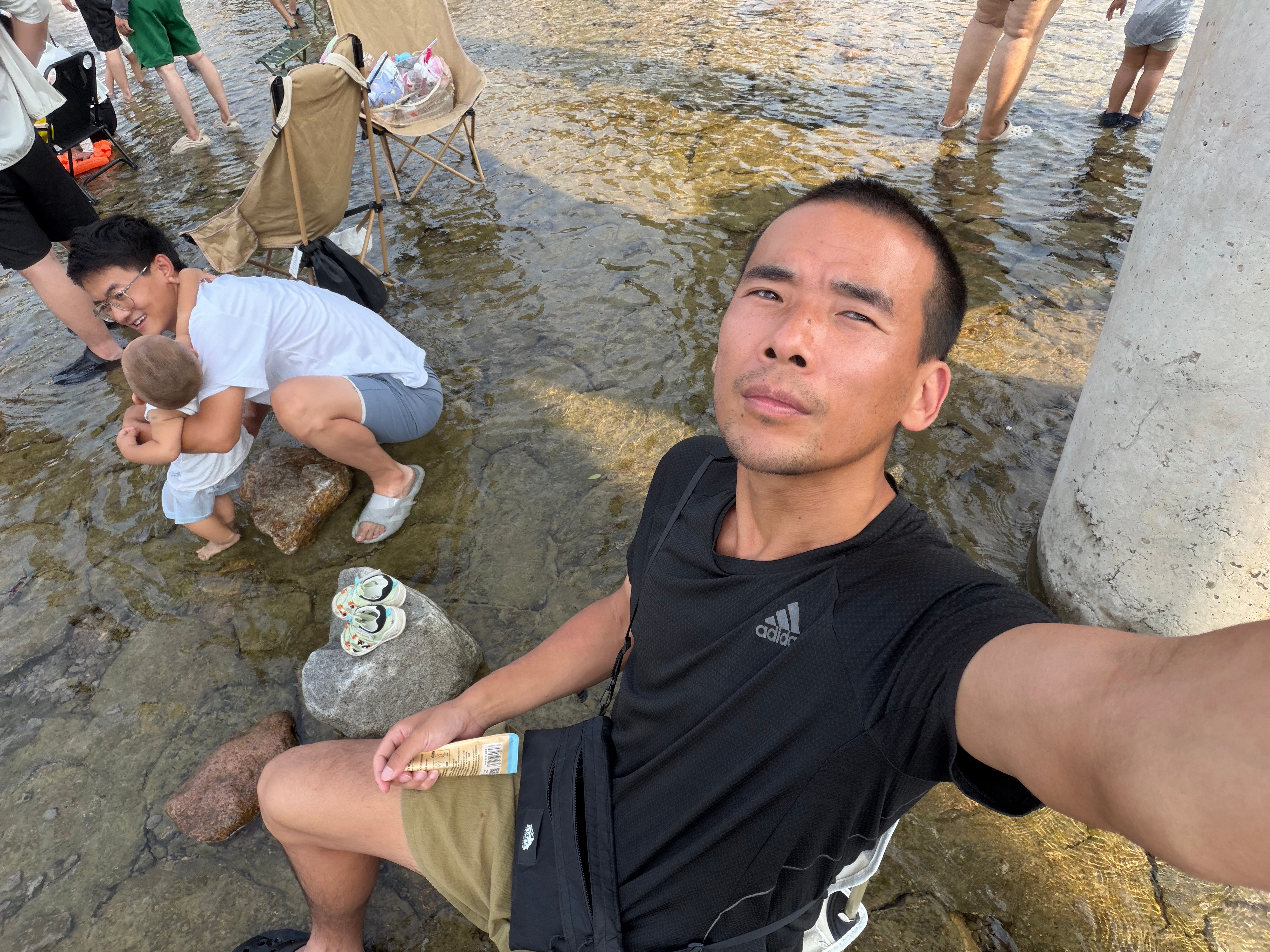 周末遛娃好去处 导航位置-白浮泉公园20号门周末来的话，提前1.2百米看见车位能