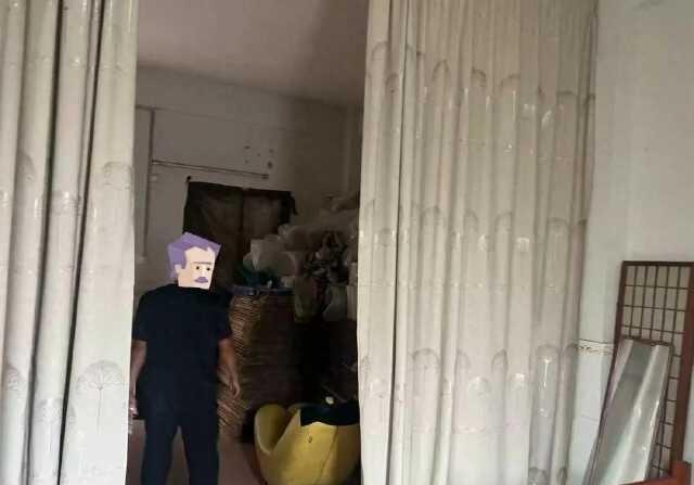 广东广州，检查人员推开房门时，一男一女正在进行不雅交易。据网传材料称，这名女子专