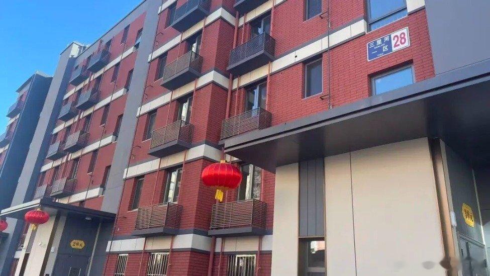 凤凰新闻【北京一栋老楼原拆原建，不到6个月新房交付，业主负担成本几十万元】北京市