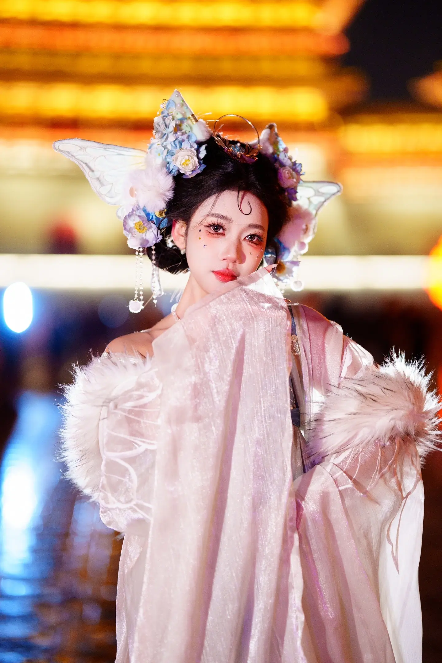 打光技巧❗️：夜景拍摄一定要注意补光，所以这次我准备了两盏补光灯，一盏方块口袋灯作为主灯给模特面部补光（优点，长方形的口袋灯光源面积大，散发出来的光线覆盖范围广，更同时强化了眼神光（色温3600K）；另一支灯棒作为副灯放在侧后方，打亮发丝的同时增加了氛围感（为了体现出金黄色的发丝，色温要暖与主光，可以调到2500k）
注意‼️：拍摄过程不是一成不变的，注意观察周围的环境，善于发现好看的背景，比如观察到好看的车灯，霓虹灯，就想到大光圈虚化后的灿烂多彩的光斑
后期：简单袪瑕疵，磨皮（灯光打到位后期很简单）
相机：A7M4
镜头：SIGMA 85mm DG DN
补光：Mamen慢门 RGB补光灯
快门：1/125
光圈：F1.4
ISO : 1250
色温：3400K 
