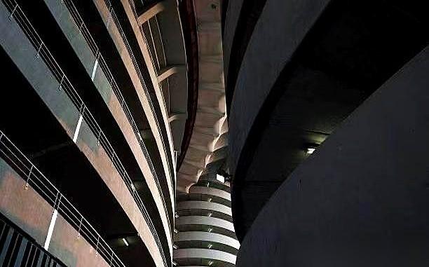 两亿欧元合同签了，推土机眼看就要发动，圣西罗球场这事儿，就算板上钉钉了。
米兰双