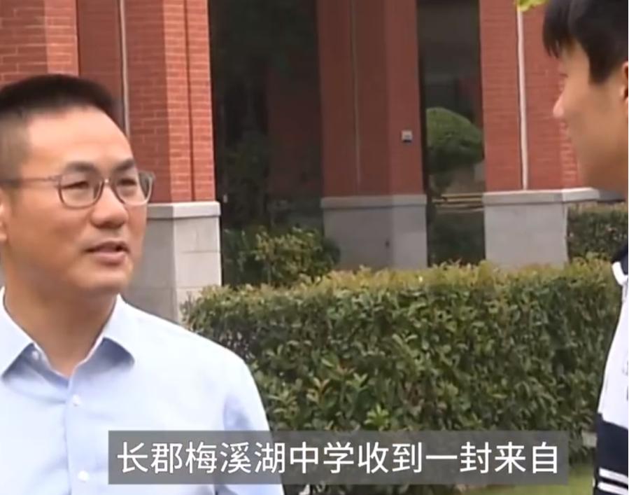 高中生旅游时教科书式救下昏迷男孩，湖南长沙一名高二学生的救援行动引发了广泛关注。