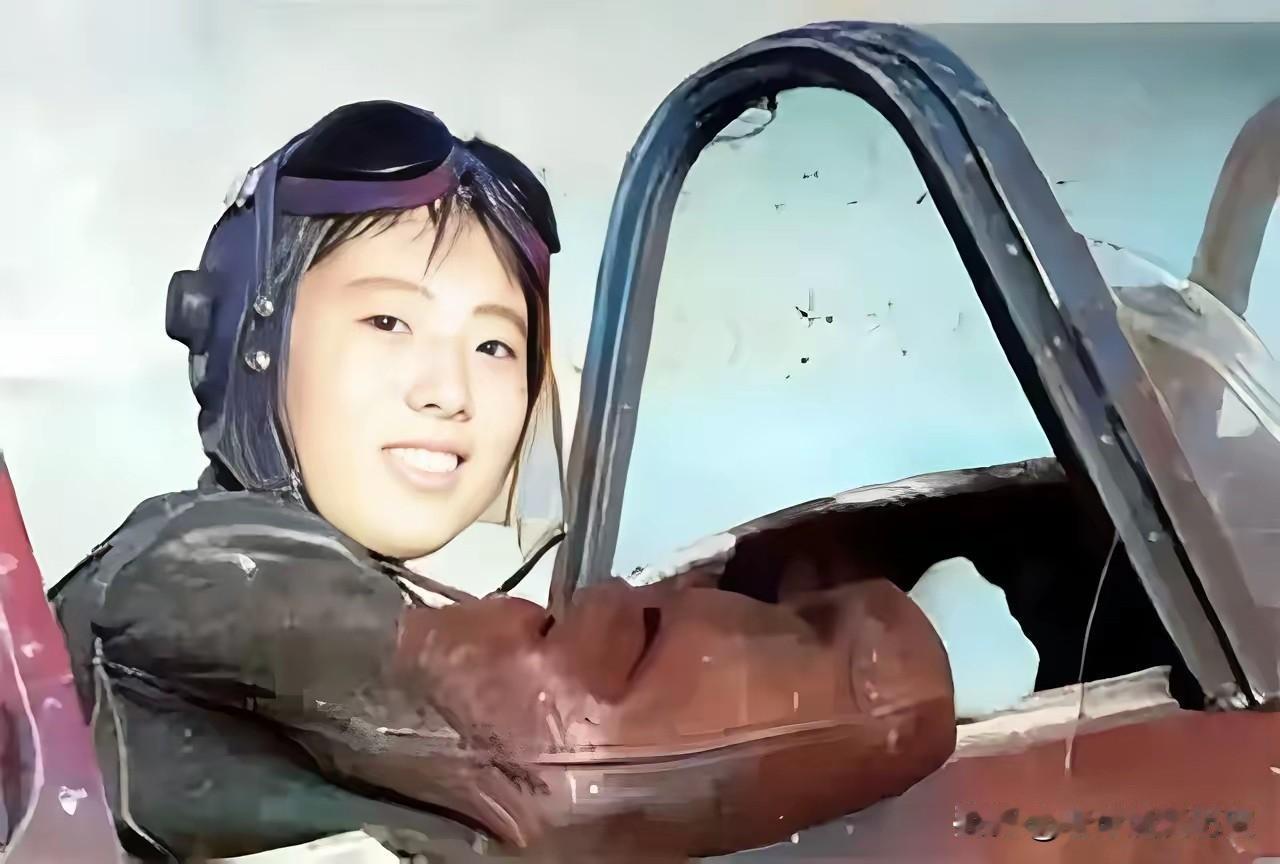 许华山是开国上将许世友的三女儿，也是我国优秀的女飞行员。
青春年少的她冲破重重考