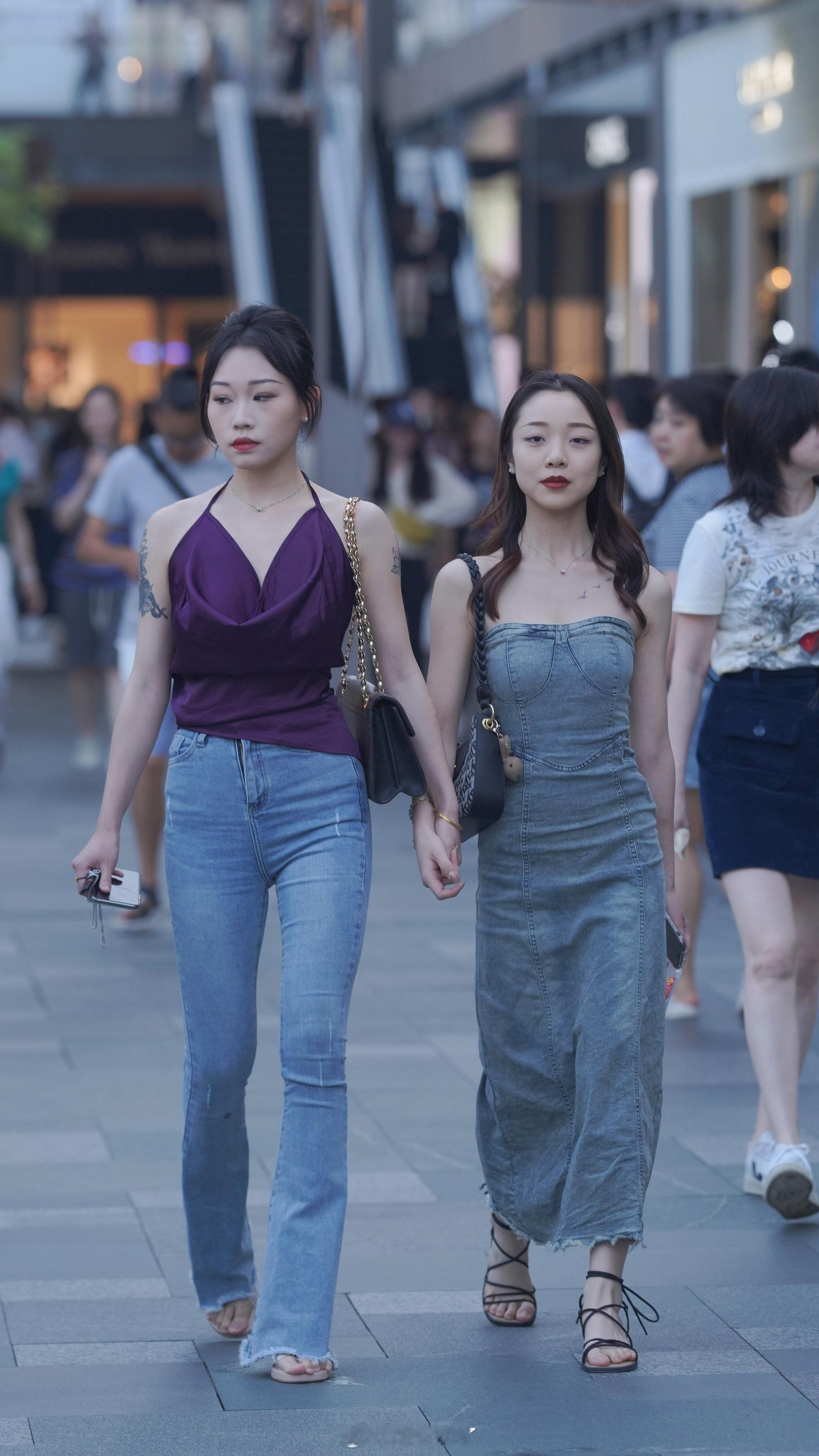甜酷辣妹上线，紫色吊带配花臂简直封神！7581街拍 我的摄影日记 街拍穿搭 时尚