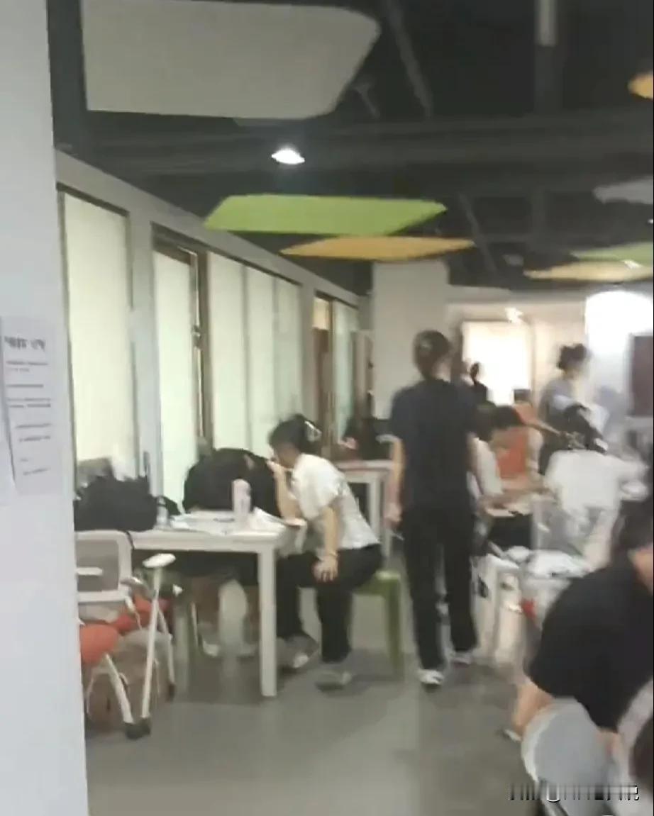 售前经理让部门00后小伙在午休时间赶一下标书，因为销售那边要得急，小伙：现在是午