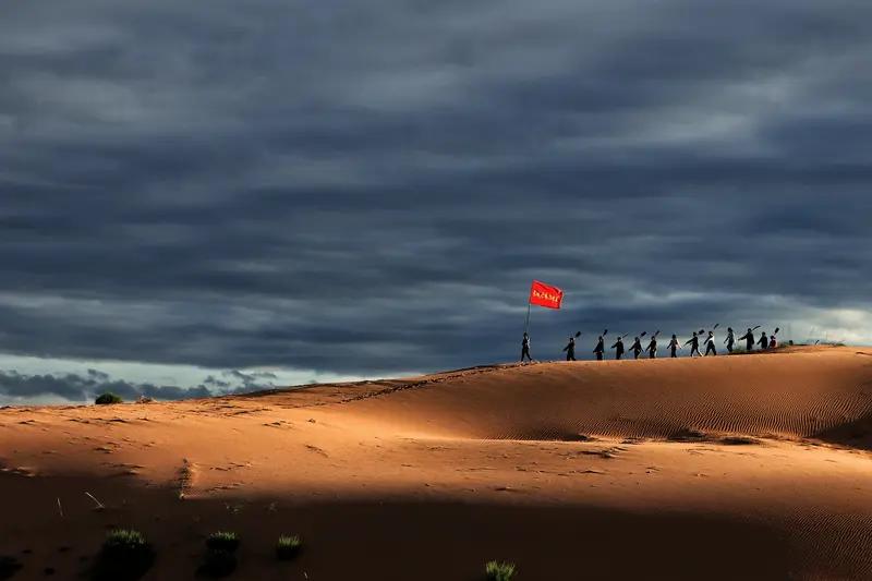 治沙连精神是坚韧与奉献。1974 年，54 个平均 18 岁的姑娘扛着 3 辆架
