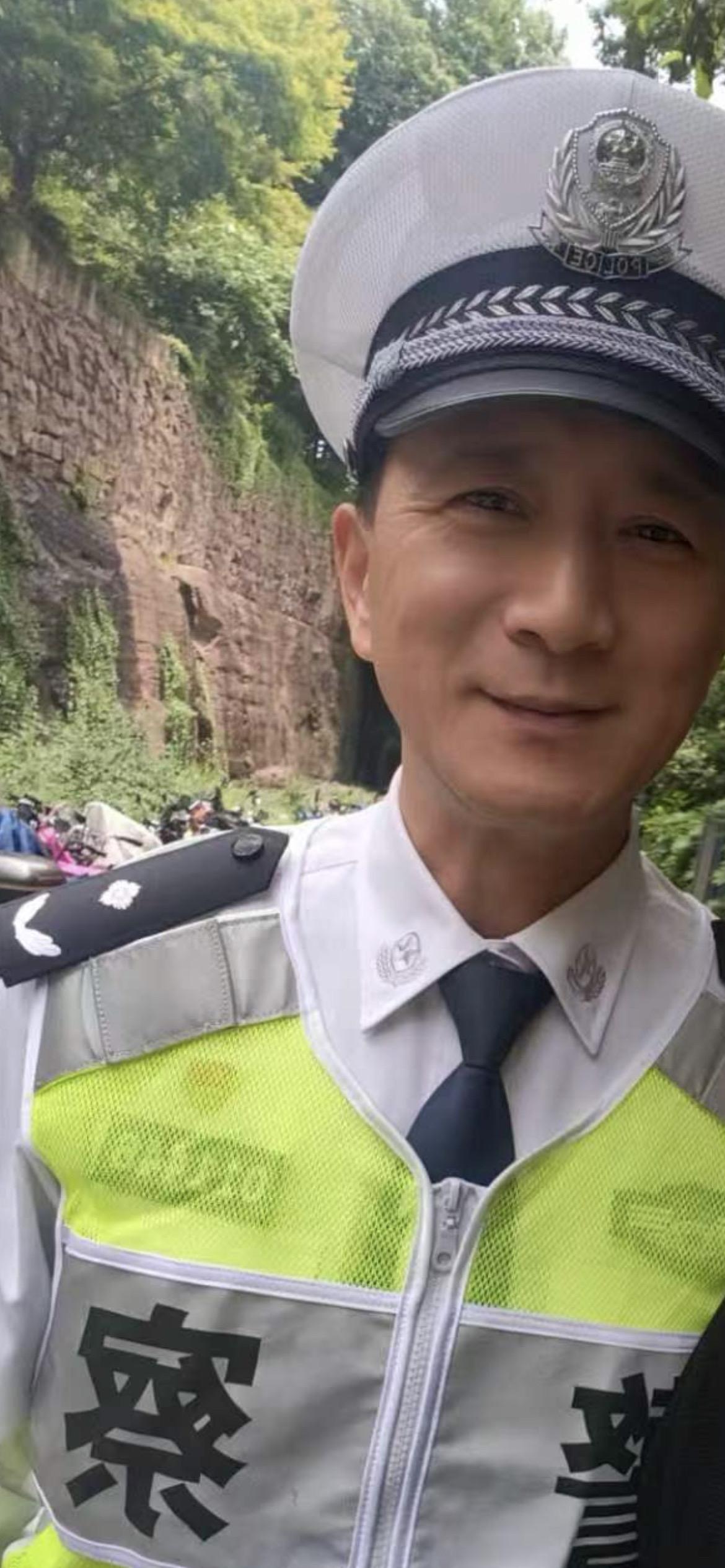 这位白衬衫蜀黍，你怎么这么帅啊！浙江dou知道 杭州交警正能量 交警