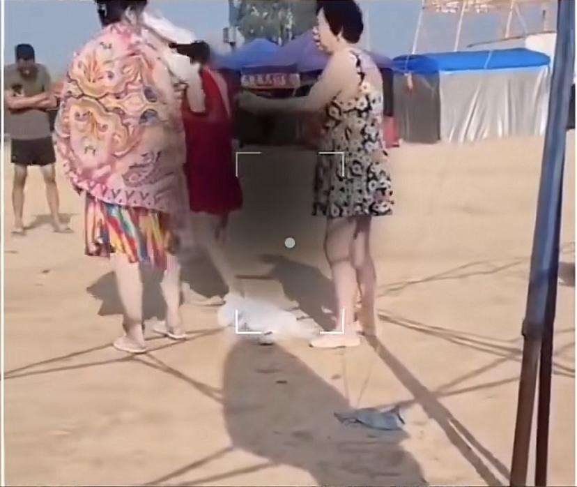 姜还是老的辣，大妈与小伙吵架，双方互骂操XX。小伙年轻气盛，背手走向前说，有种你