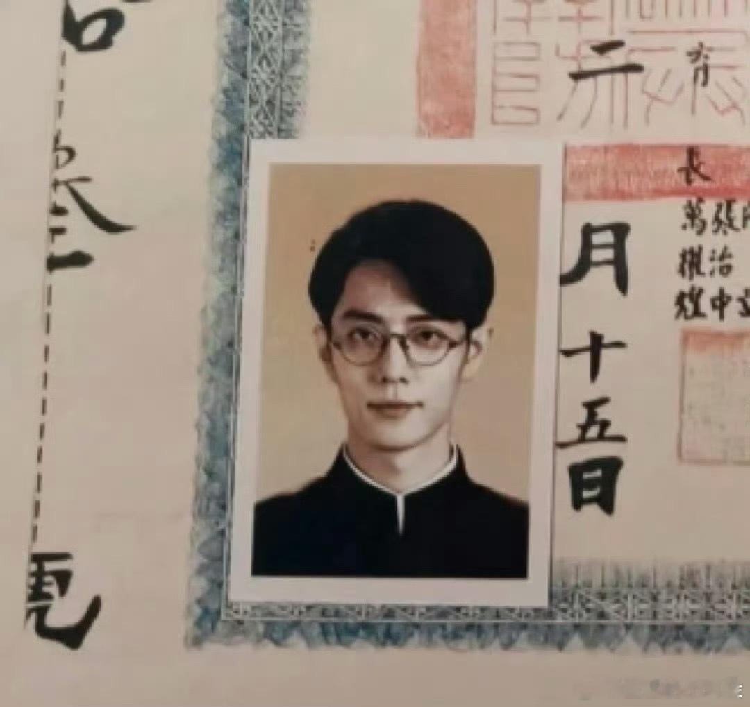 看完南京照相馆的后遗症，看到这种小证件照，我的第一反应是，怎样原封不动的把照片换