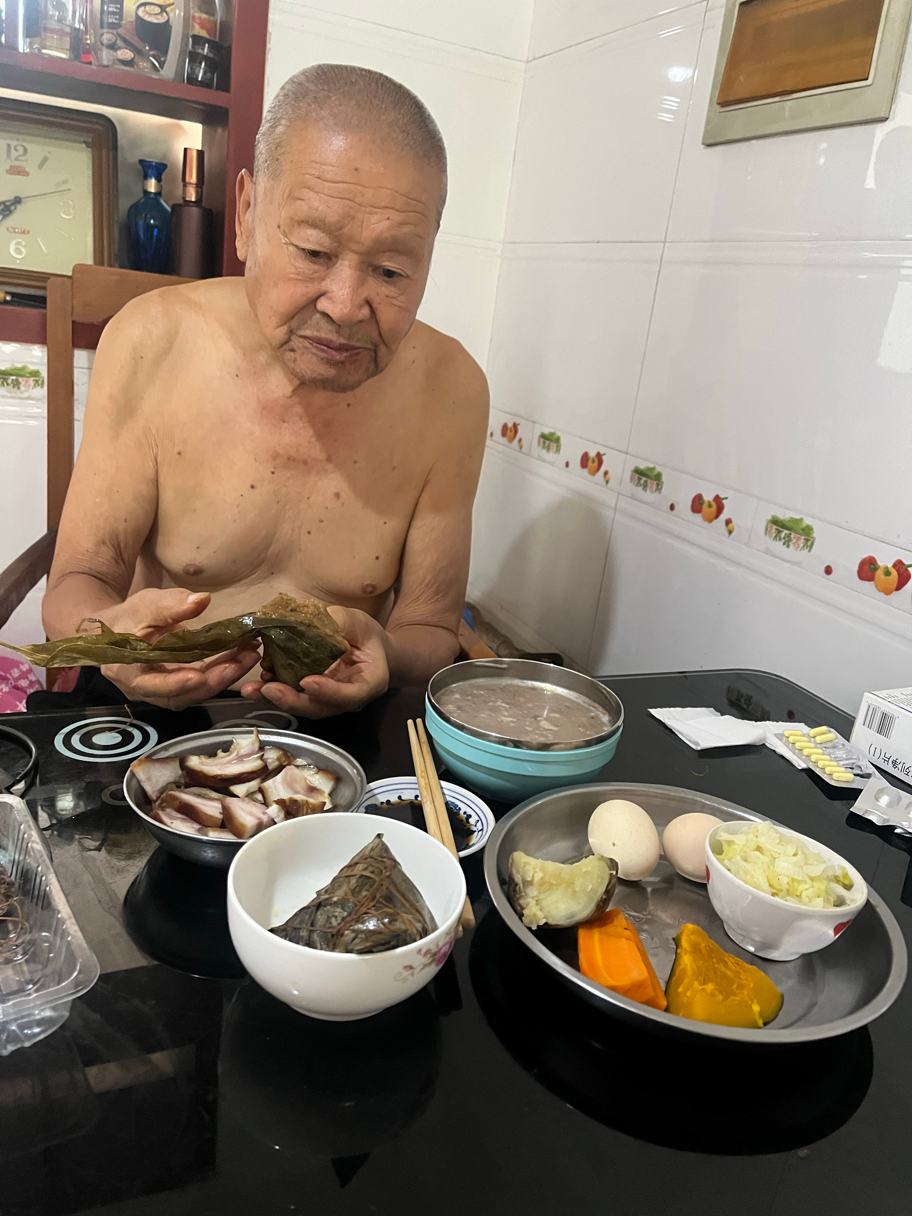 发现冰箱冷冻室有两袋粽子，拿出来看有一袋是猪肉粽，问爹吃吗？爹说吃。结果爹尝了说