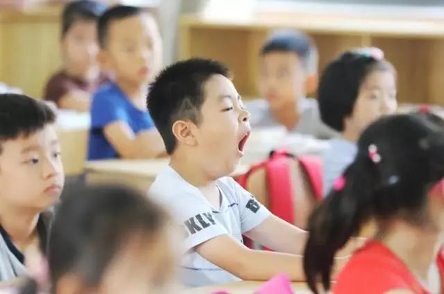 学生上课睡觉大比拼：小学生谨慎，中学生隐蔽，大学生豪放，胆子真大

学生时代上课