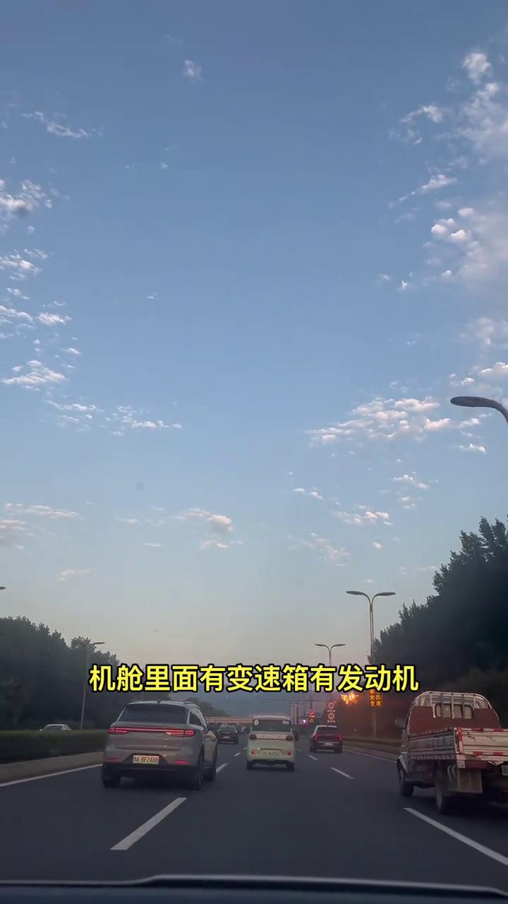 大多数电车的底盘跑高速都要比同级别的油车更稳。油车要不断的通过悬挂的调教，五连杆
