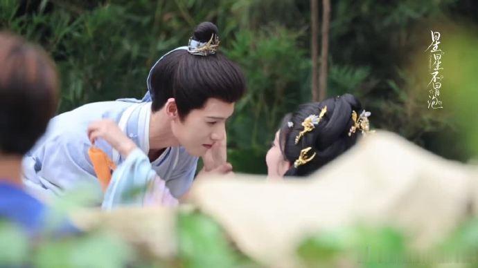 孟子义李昀锐公主抱摸脸孟子义李昀锐超近搂勃路透 孟子义李昀锐公主抱摸脸，孟子义李