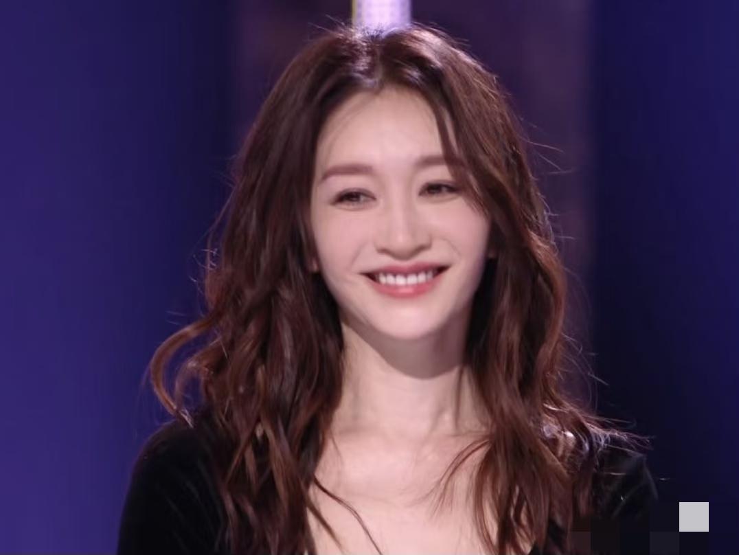 之前觉得李小冉好看，但也没有那种很惊艳大美女的感觉，现在明白为啥叫她女明星的合照