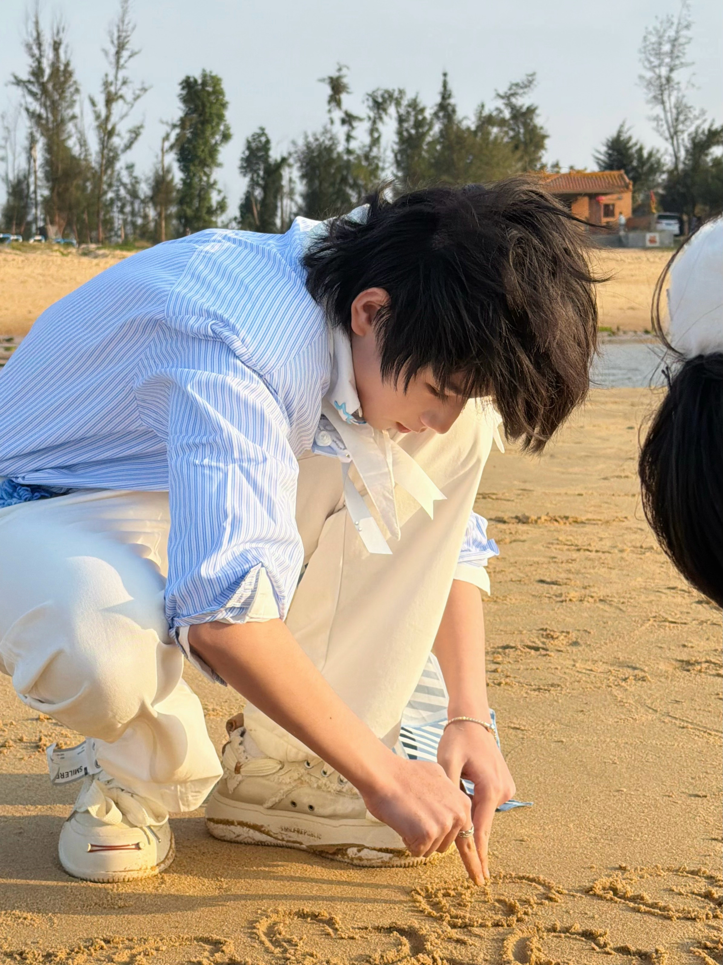 王橹杰海边少年写真这是什么从漫画里走出来的海风少年啊！！🌊眉眼清冷干净，逆光侧