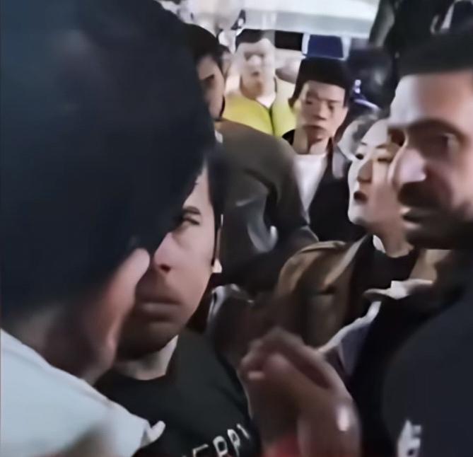 近日，​几名印度客商分工打掩护偷商品，被女老板当场抓包，监控拍得一清二楚。​​媒