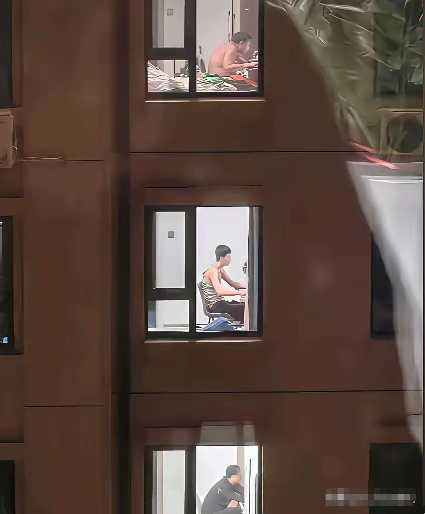 这扇窗，藏着城市最真实的烟火
 
深夜的高楼里，三扇窗亮着三盏不灭的灯🌃。
 