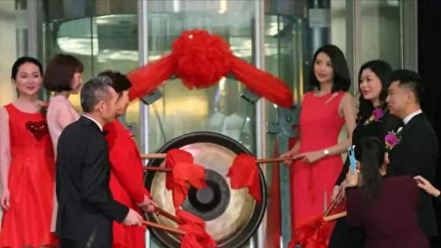 高圆圆身穿“玖姿”陪同敲钟的大佬兄弟，突然被立案调查