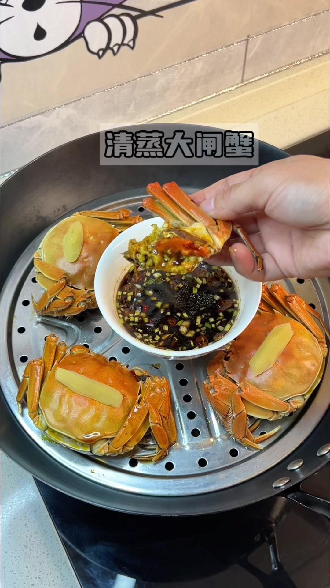 1️⃣准备材料：生抽、姜丝、葱丝、一勺猪油、姜片。

2️⃣螃蟹处理：冷水下锅，
