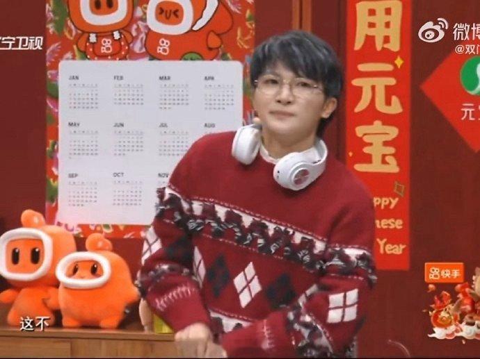 周深小品首秀 太惊喜了！不仅喜剧节奏稳稳的，还把拐杖当麦克风清唱，唱演双绝直接燃