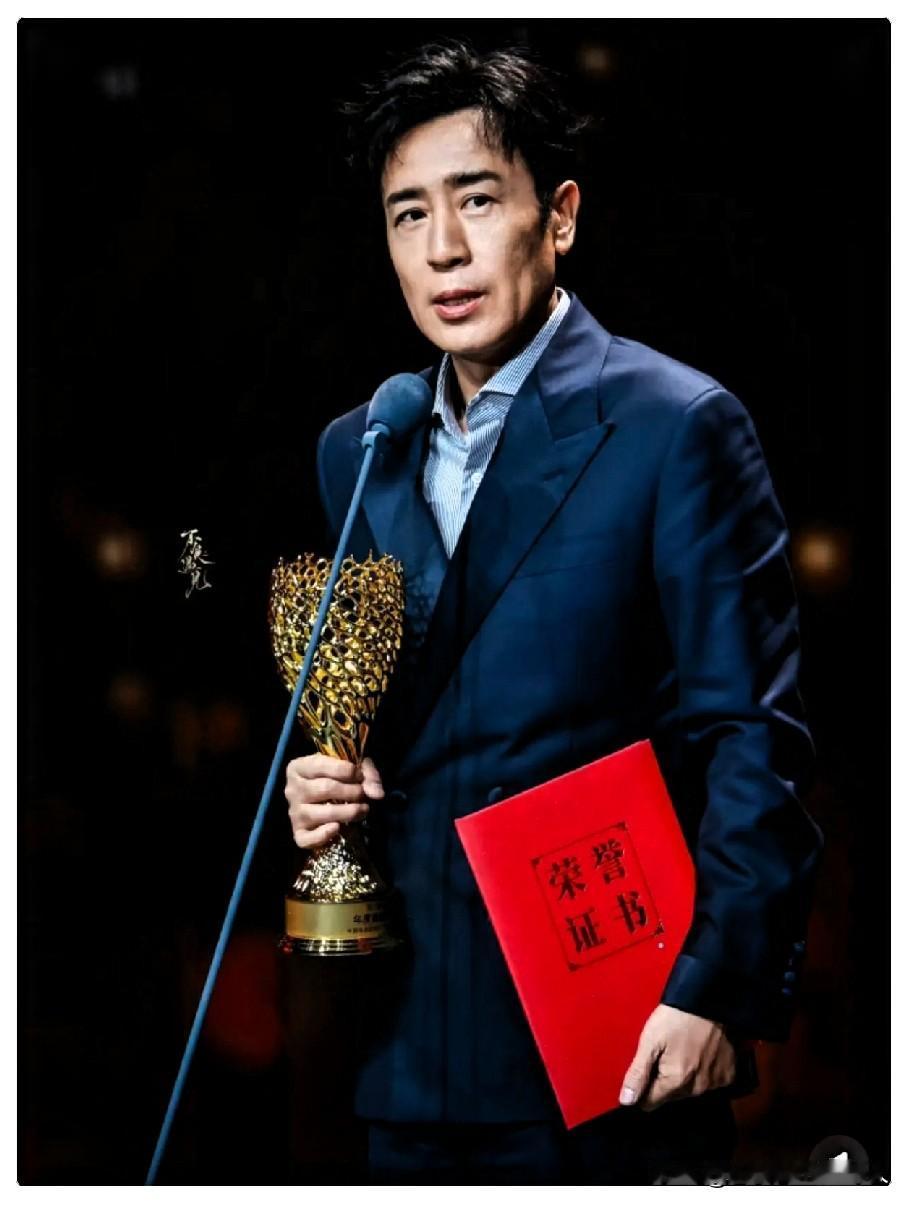 于和伟再拿影帝
最开心的不是第一个起身鼓掌的张艺谋，也不是给他颁奖跟他开玩笑的张