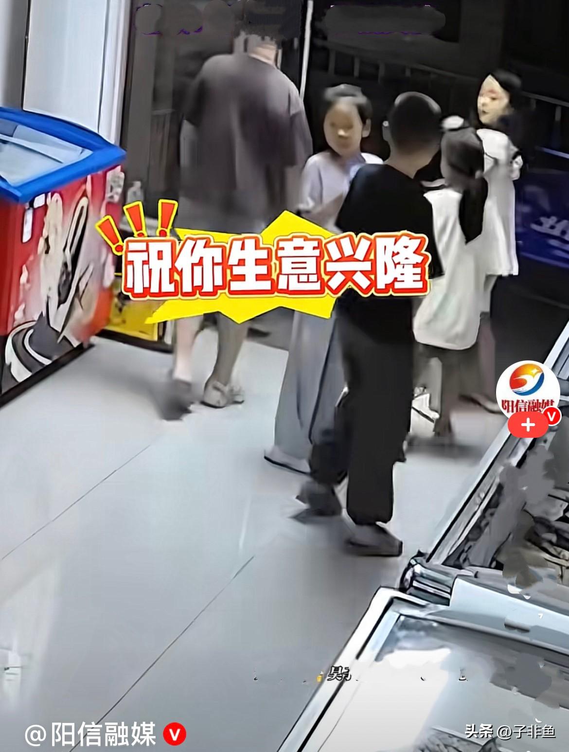近日，江苏盐城几个可爱的小女孩结伴进了一家小店，想买心心念念的小辣条。看着零食价