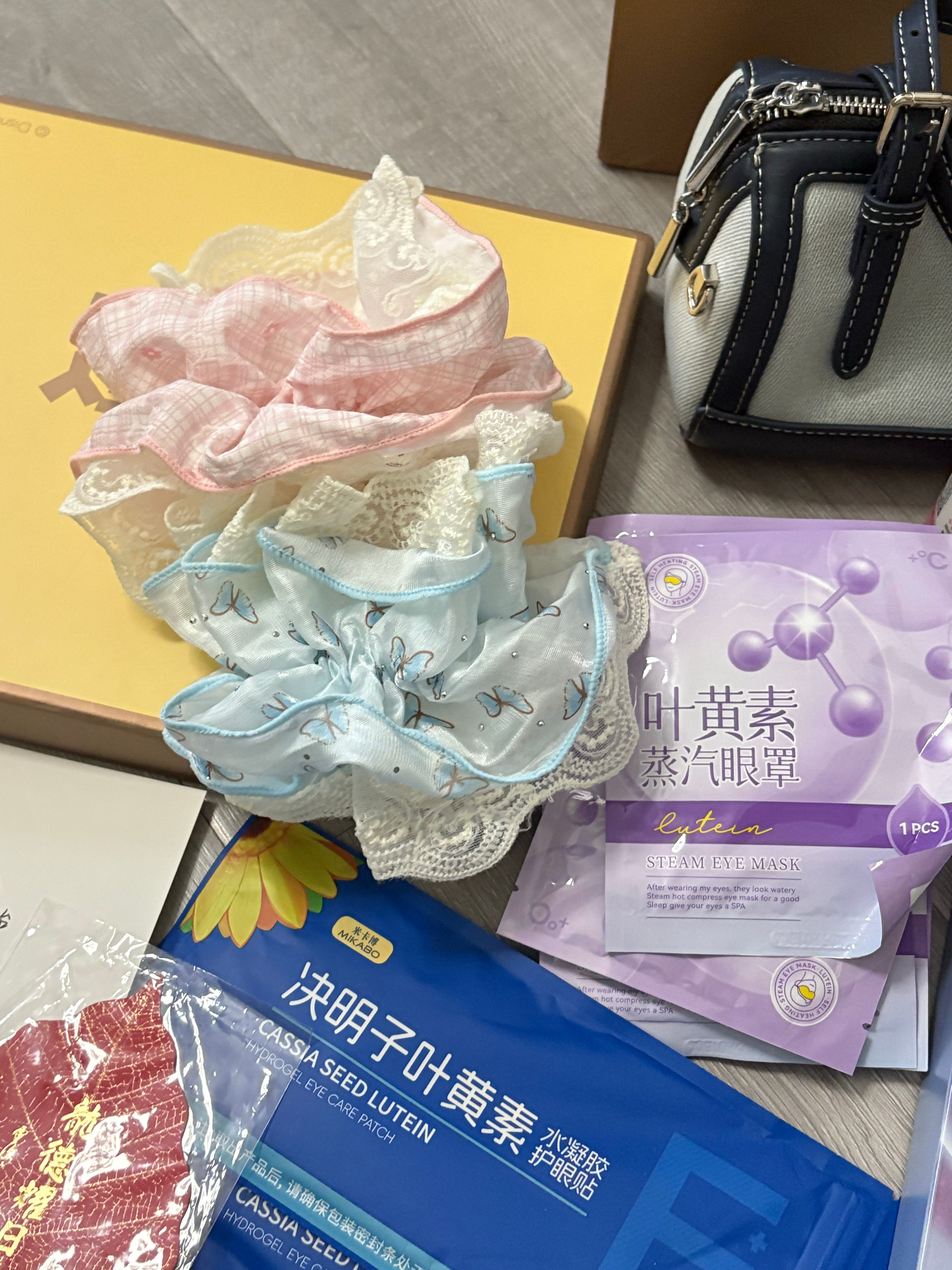 好耶 是志琴宝子给我寄的快递！！好多实用品嘻嘻 真的太有心啦