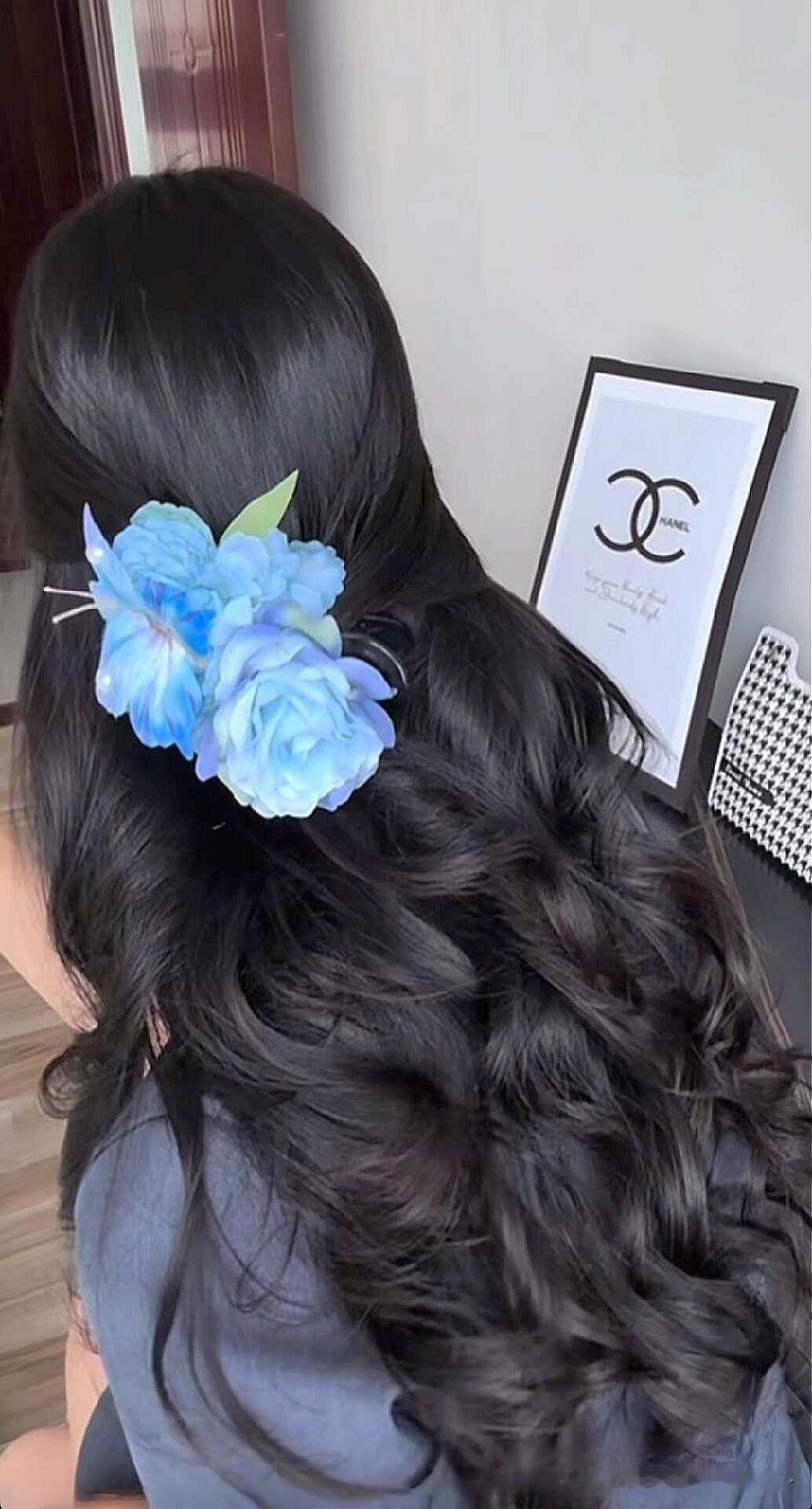 优雅蓝花发饰，为你的秀发增添一抹浪漫风情！🌸💇‍♀️