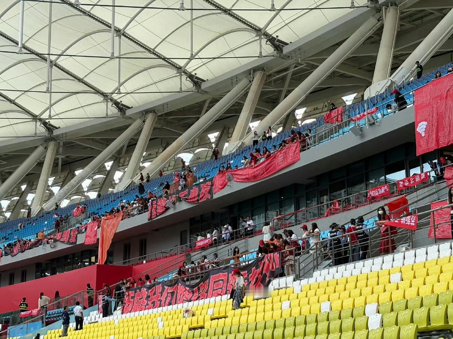 TF家族新音苏新皓的灯牌好多！他粉丝这么能打的吗