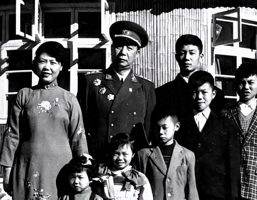 1980年，开国上将陈士榘与妻子范淑琴经法院调解，正式离婚。两人养育了六个子女，
