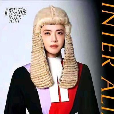 姚晨话剧造型戴法官假发，观众不干了？

这顶引发争议的假发出自话剧《非穷尽列举》