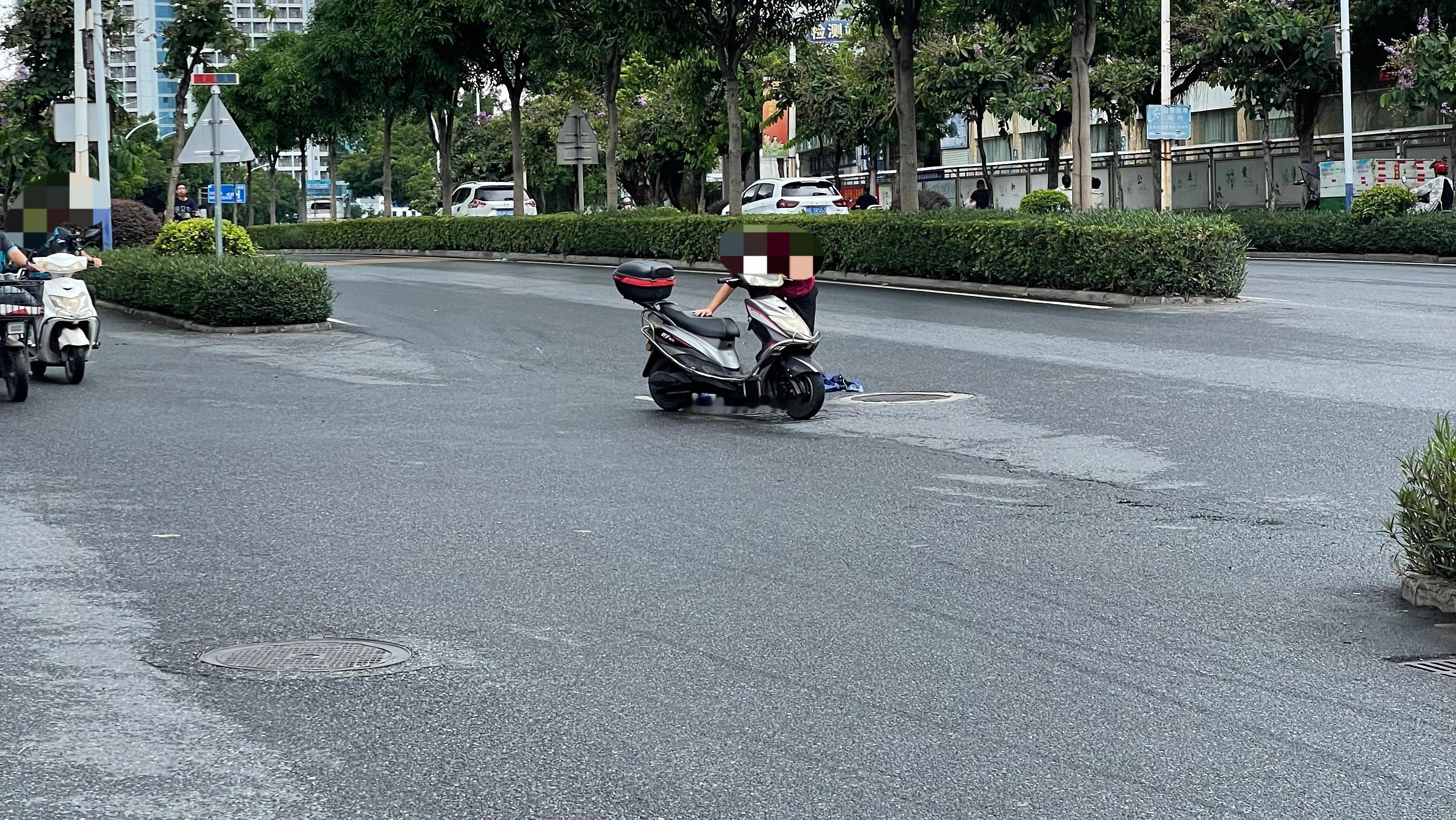 【玉林苗园路男子骑车遇小车转弯急刹摔倒】8月22日下午，玉林市苗园路铁路桥洞路口