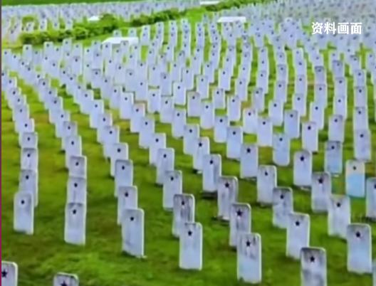 “必须严惩！”近日，安徽广德，一男子与朋友到烈士陵园直播，为博取眼球竟脚踩烈士坟