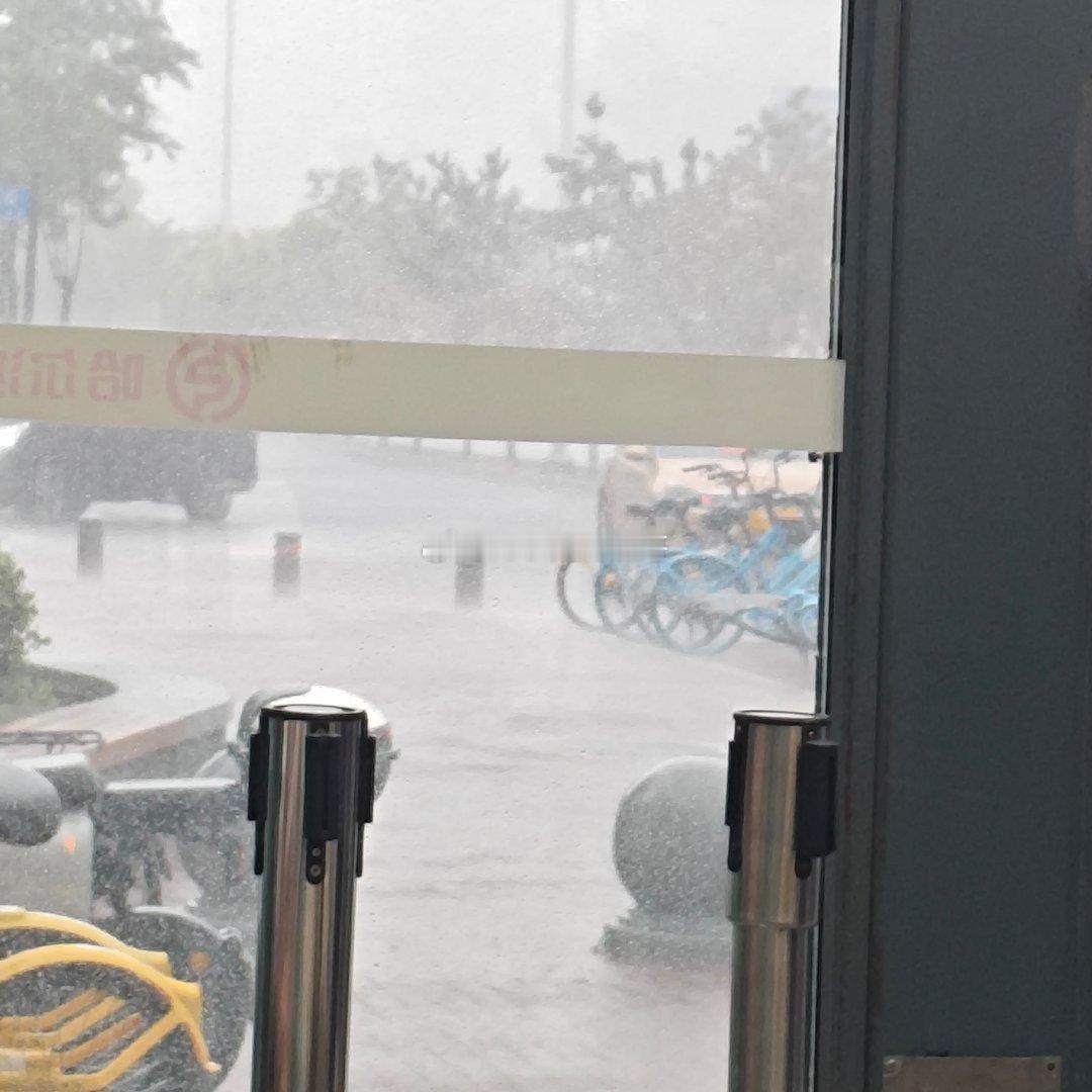 坐地铁十多站见客户，出来就发现瓢泼大雨。被困住了。 从地铁站的玻璃门望出去，已经